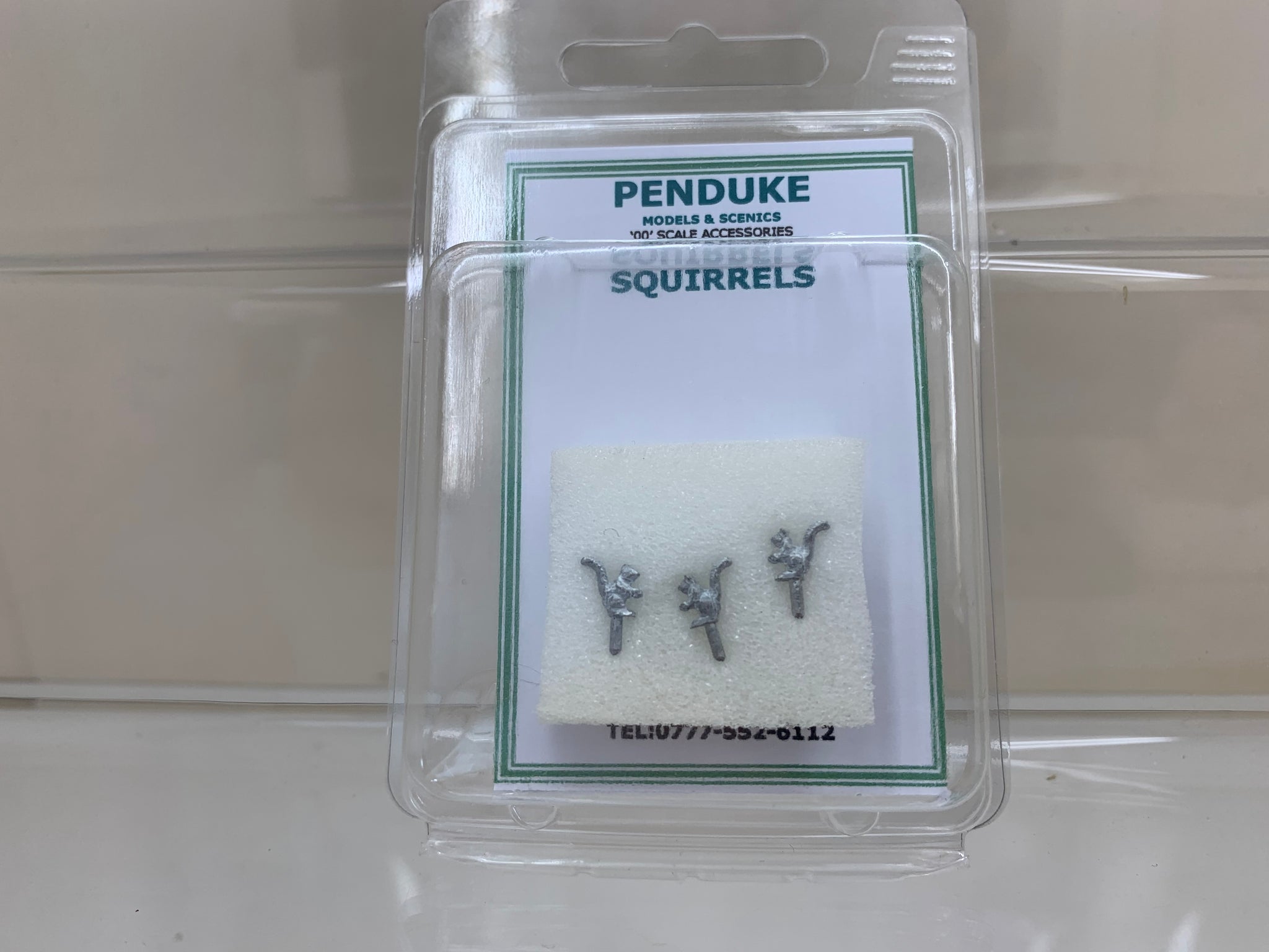 SQUIRRELS GREY  - 00 GAUGE
