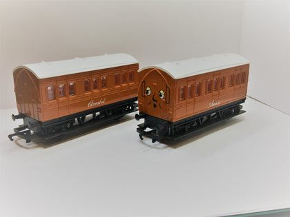 HORNBY R 112/R 110 THOMAS TANK COACHES CLARABEL/ANNIE OO SCALE