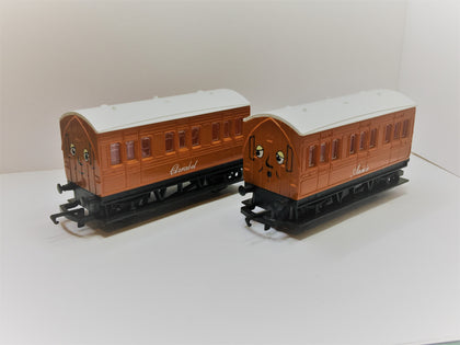 HORNBY R 112/R 110 THOMAS TANK COACHES CLARABEL/ANNIE OO SCALE